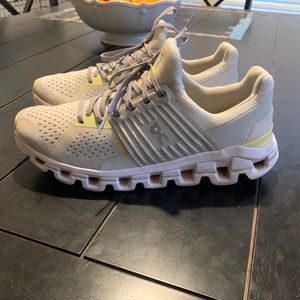 ON CLOUD RUNNING SHOES
